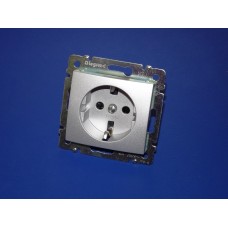Legrand Valena Розетка с заземлением 2К+З (алюминий)со шторками